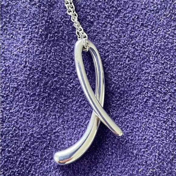 Tiffany & Co. Peretti “L” (1.5") with 18" Peretti chain - Picture 1 of 3